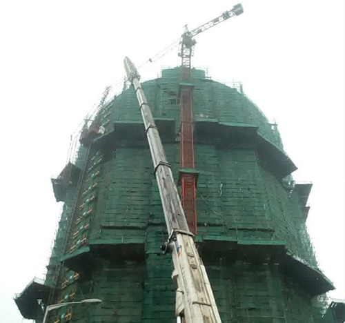 高邑吊车在工地上作业